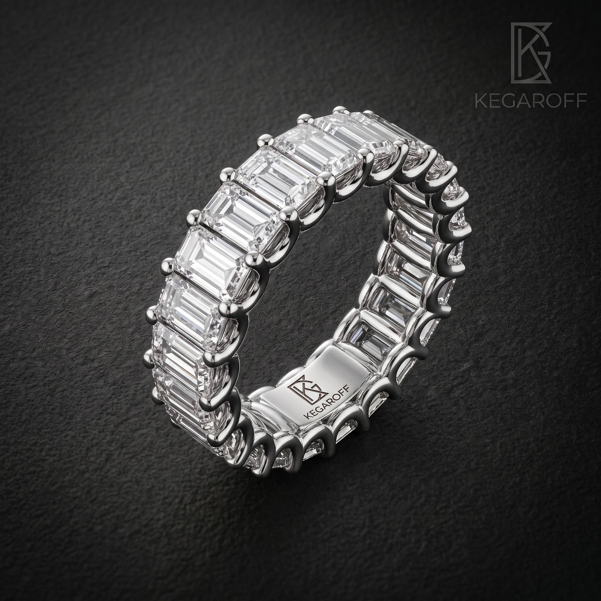 Кольцо U-PRONG с бриллиантами огранки emerald
