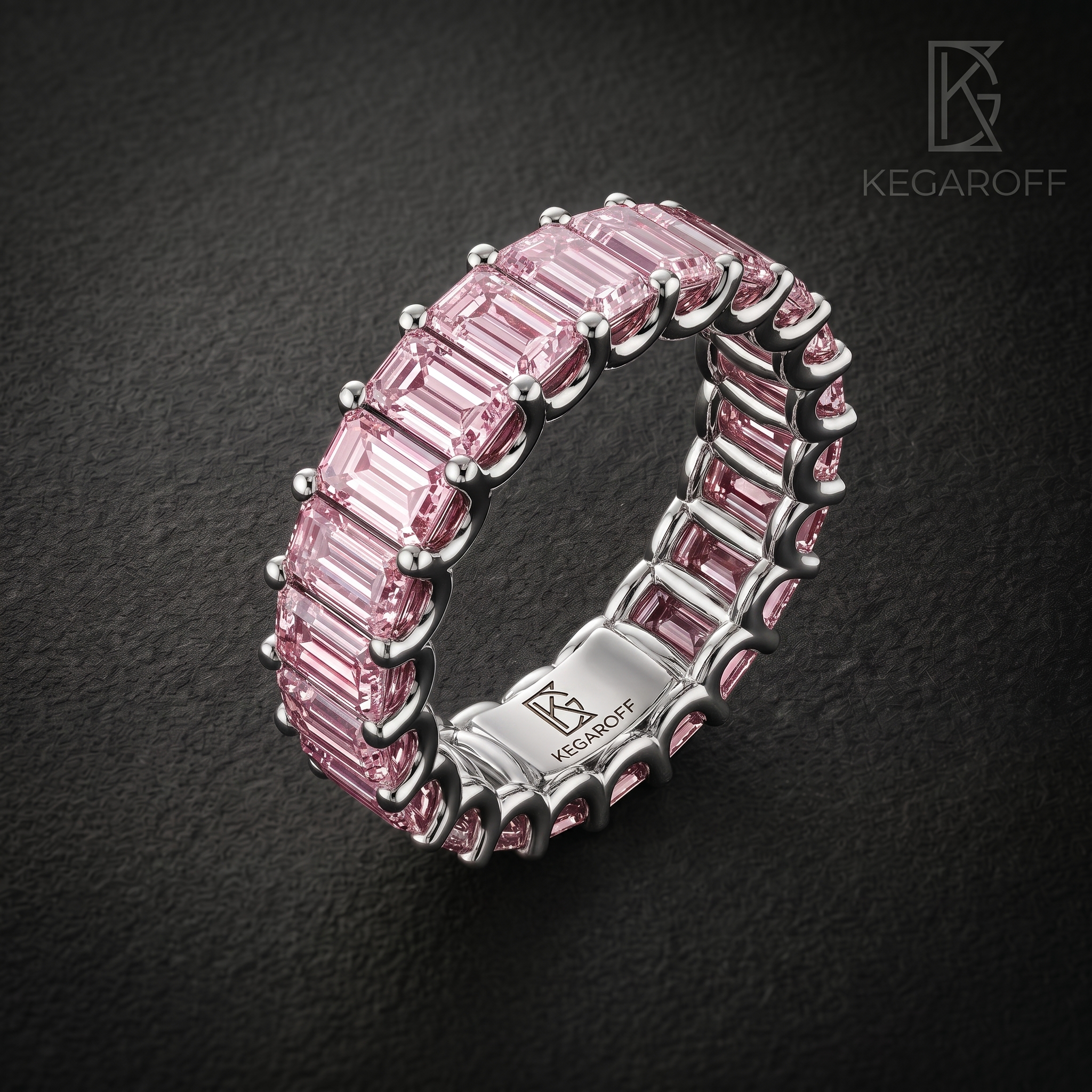 Кольцо U-PRONG с бриллиантами огранки emerald