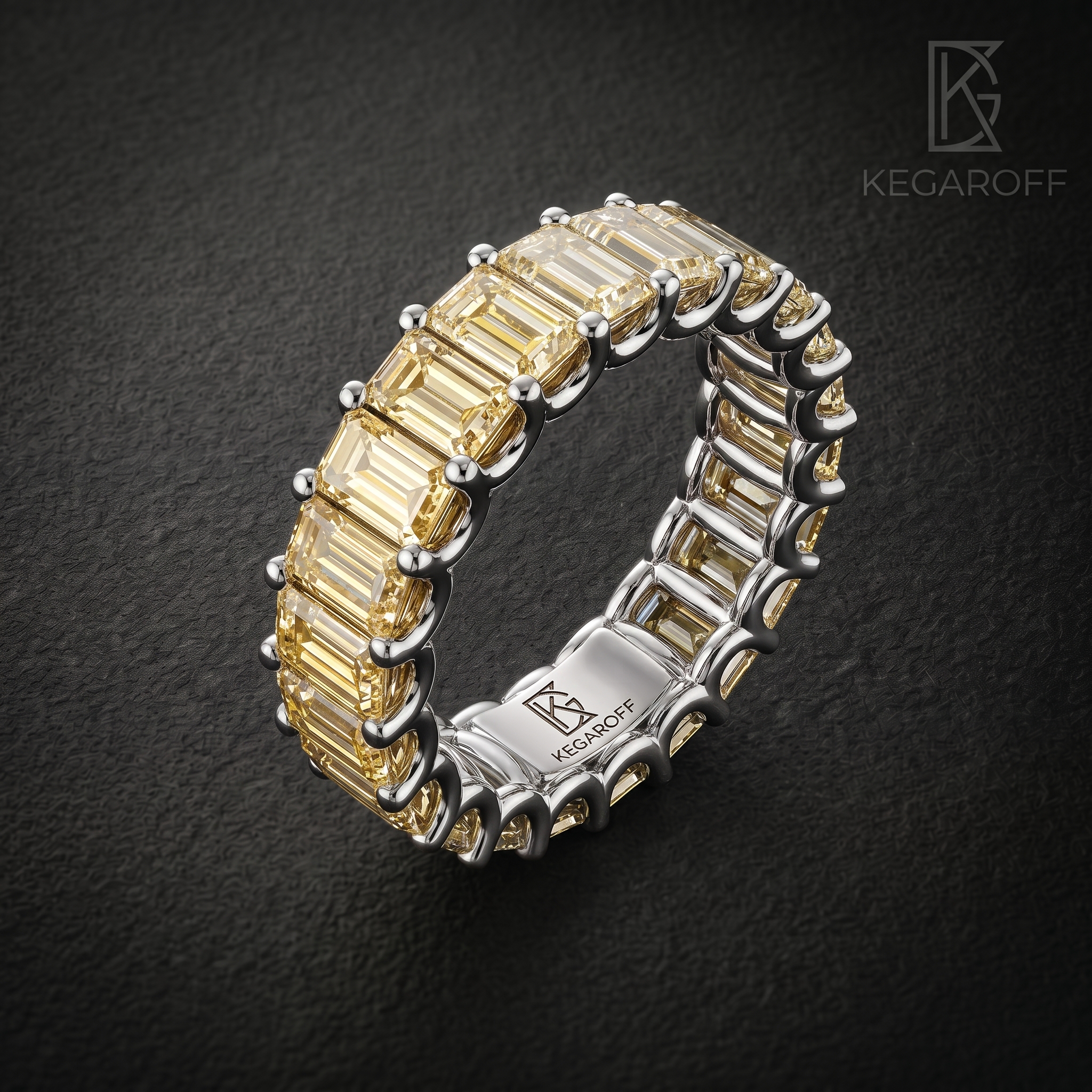 Кольцо U-PRONG с бриллиантами огранки emerald